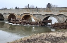 Nejstarší most na Moravě bojoval s náporem dřeva. Nakonec zakročili hasiči 