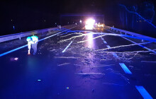 Vítr a závěje. Hasiči zasahovali u nehody, meteorogové vydali výstrahu