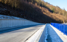 Kvůli opravě silnice přemístili i ryby. Vozovka u Hanušovic je hotová