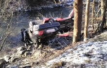 Předjížděli a skončili v řece, na místě byli dva zranění