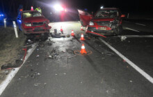 Než si po nehodě oblékli reflexní vesty, srazilo další auto dítě. Letěl pro něj vrtulník