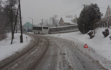 Autobus skončil ve svodidlech. Nehodu vyčíslili na 100 tisíc korun