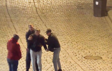 VIDEO: Čtveřice napadla dva muže. Policie hledá svědky