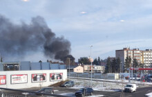 Černý dým nad Kauflandem. Na sídlišti hoří