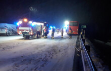 Velká nehoda na D1. Srazil se autobus s turisty, dodávka i kamion