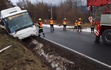 Hasiči zasahovali u převráceného autobusu. Ráno řešili hromadnou nehodu