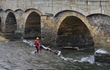 Zaklíněné kmeny mezi pilíři mostu. Hasiči museli od řeky  