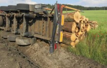 Silně opilý řidič na rovince převrátil kamion na bok. Z místa se pak snažil utéct