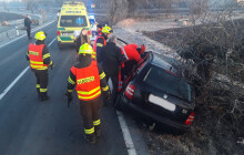 Zaklíněný spolujezdec, zraněný řidič. Hasiči zasahovali už u šesté nehody