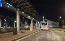 Muž napadl řidiče, nakopal autobus a pak se dal na útěk