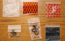 VIDEO: Pervitin, plynová pistole i padesát tisíc po kapsách. Policie zastavila dealera