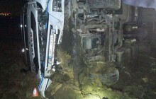 Řidič s kuřaty havaroval u Nemilan. Řidiči na D35 projedou s omezením