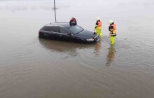 Řidič chtěl projet zatopenou silnici. Nepovedlo se
