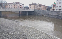 Zavřená náplavka, vyvrácené stromy. V kraji platí nejvyšší stupeň povodňové výstrahy