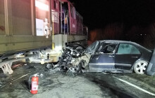 Nehoda vlaku a auta na přejezdu v Kostelci. Na místě byl jeden zraněný