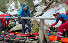 Nohu si poranila na ledovce. Pro zraněnou ženu musel vrtulník