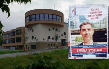 Letáky visí, přednášku škola zrušila. Dezinformátora Vrábela na půdu školy nepustí