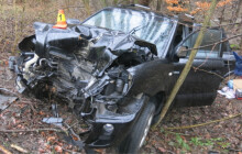 Bourali na Prostějovsku. Po nárazu do stromu letěl pro zraněnou vrtulník