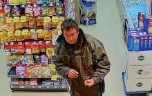 VIDEO: Neznáte tohoto muže? Kriminalistům by mohl pomoci s objasněním případu