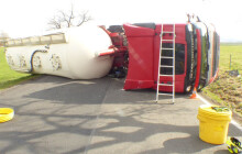 Převrácený kamion na Jesenicku. Zablokoval hlavní tah na Polsko