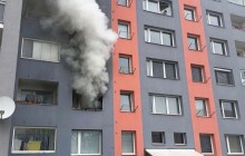 V paneláku u Timpa hořelo. Tři zranění skončili v nemocnici
