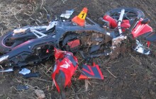 Mladá motorkářka nezvládla zatáčku. Do nemocnice ji transportoval vrtulník