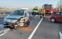 Nehoda i požár. Komplikace byly i na D35