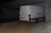 Opilý řidič se zasekl s dodávkou pod mostem na cyklostezce