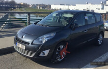 Tady se parkovat nesmí. Strážníci řeší už na dvě stovky přestupků z mostu