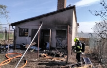 Kvůli silnému větru chytlo uskladněné dřevo. Hasiči zasahovali v Přerově