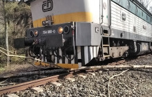 Silný vítr, stromy v kolejišti. Hasiči zasahují napříč krajem