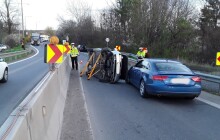Auto zůstalo po nehodě převrácené. Hasiči museli použít stabilizační tyče