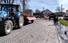 Převrátila se vlečka i s hnojivem. Hasiči zasahovali v Radslavicích