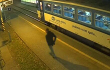 VIDEO: Policie hledá svědka loupeže. Neznáte jej?