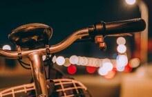 Nepozorný řidič smetl na křižovatce cyklistku