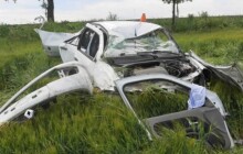 FOTO: Řidička narazila do stromu, s autem se přetočila a skončila v poli