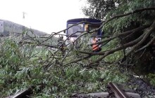 FOTO: Hasiči zasahovali po celém kraji. Bouřky zkomplikovaly také železniční dopravu