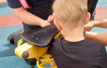 Chtěl si podat sladkost, ale zůstala mu tam ruka. Hasiči museli demontovat houpačku