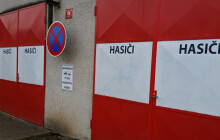 Tady se parkovat nesmí. Řidiči komplikují výjezd hasičů čím dál častěji