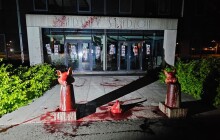 Prasečí hlavy před stadionem šetří policie. Zadržela devatenáctiletého cizince