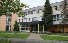 Střecha školy se zazelená. Rostliny mají pomoci i se snižováním spotřeby energii