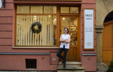 Každý by si měl nechat oholit hlavu, říká holička ze Šemberovy ulice