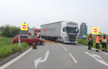 Střet osobního auta s&nbsp;náklaďákem. Mladšího řidiče musela odvézt záchranka