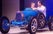 Nejdražší rekvizitou je Bugatti na jevišti. MDO chystá premiéru o olomoucké motoristce