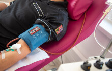 Transfuzka plná uniforem. Příslušníci IZS hromadně darovali krev a plazmu