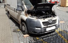 Požár dodávky v Konici. Díky reakci majitele auta se požár nerozšířil