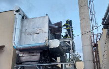 Požár v průmyslovém areálu v Plumlově. Hasiči využili i výškovou techniku