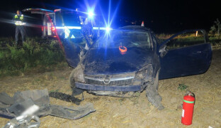 Opel plný cestujících se na Šumpersku převrátil přes střechu. Čtyři lidé se zranili
