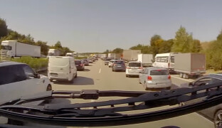 VIDEO: Chaos na D1 zdržel hasiče. Jak správně vytvořit záchranářskou uličku?