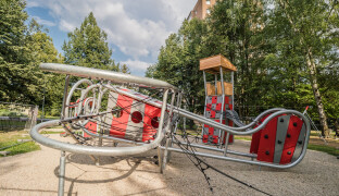 Starší děti útočily na mladší, město nasadí na hřiště kamery